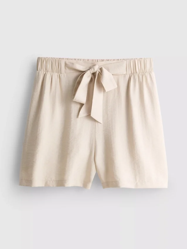 Vyötäröiset vetoketjulliset shortsit