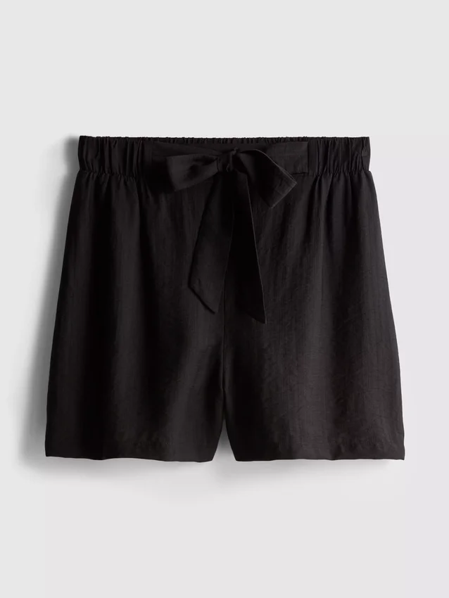 Vyötäröiset vetoketjulliset shortsit